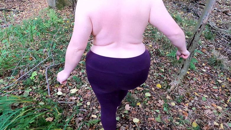 Bouncy Tits Action: Barfuß und nackte titten