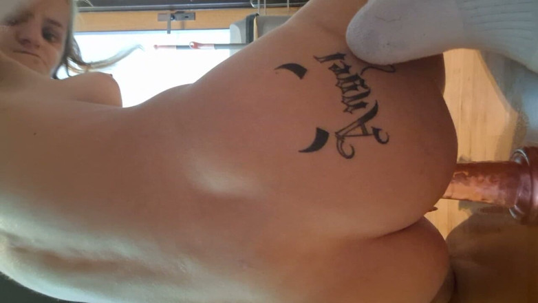 MollyVIP: Mostra la mia figa bagnata con un dildo dentro