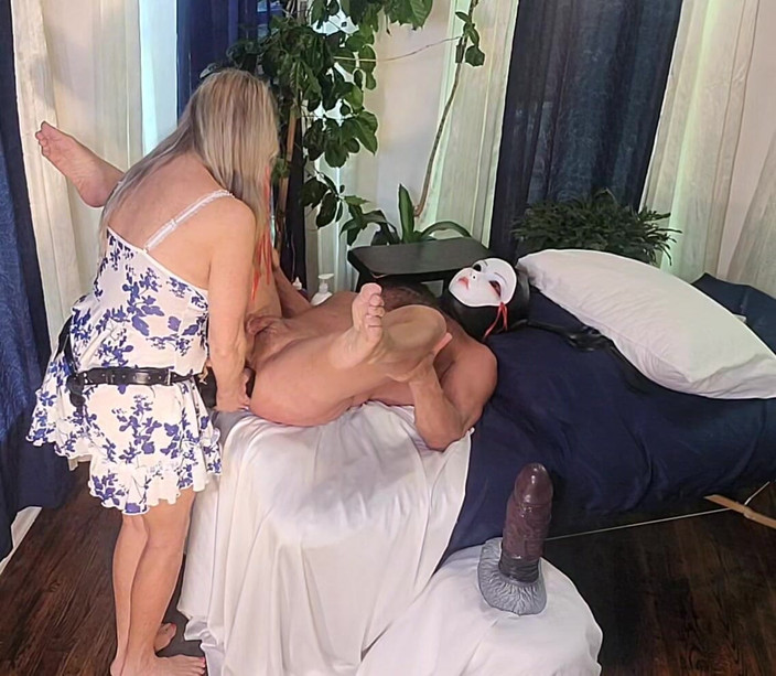 Peggingprincess: Černé hladké, kluzké a tlusté mega dildo podávané sexy a...