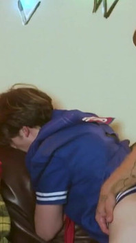 Yabancı lezbiyenler: baş aşağı kaçmak için koruyucu üvey babalarını değiştiriyor