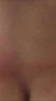 Después de una orina mi polla es llevada en la boca a correrse