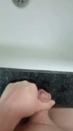 Gokmen Yaman: मरे Yaman बाथरूम में अपना पोर्न देखते हुए अकेले हस्तमैथुन करते हैं..