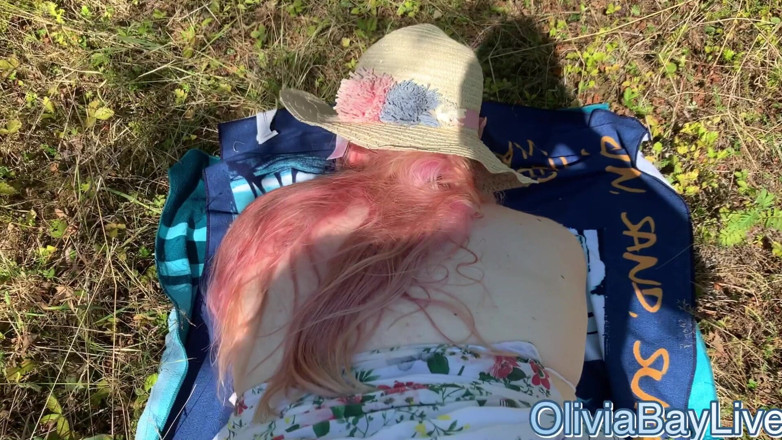 Olivia Bay: Ein mädchen beim sonnenbaden mit riesigen titten beobachten! Sie will...