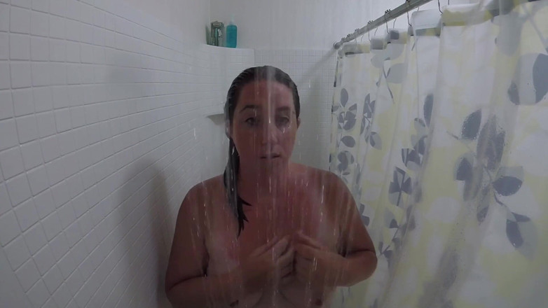 Lizzy Price: Shower time fun while singing