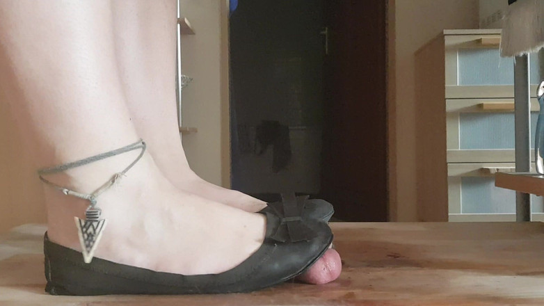 ironball1983: 발레리나의 시점 밟기 (독일어) - 고환에 온몸 무게를 실어 - 사정과 함께 - 발 자위와 압착