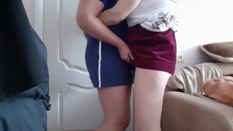 Lesbian-illusion: Dwie zamężne dziewczyny zdradzają swoich mężów w innym pokoju