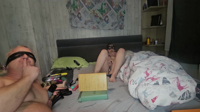 Anal Fetish Couple: Betrügende ehefrau masturbiert mit einem fremden, während ehemann zuschaut