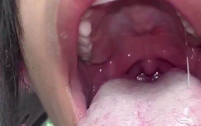 theunholychi: Bú cu giả ướt át trên hàng ghế sau