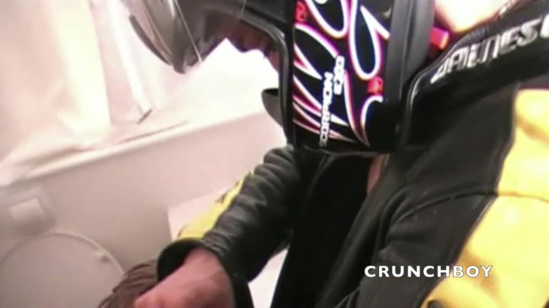 Crunch Boy: Une salope se fait baiser par une black toute droit...