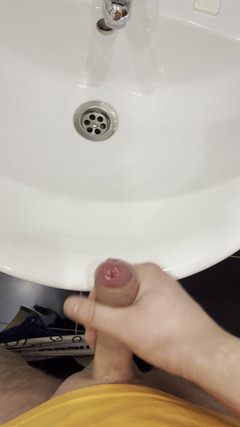 Young cum: 这家伙在浴室里自慰，并在最后特写拍摄了一切。