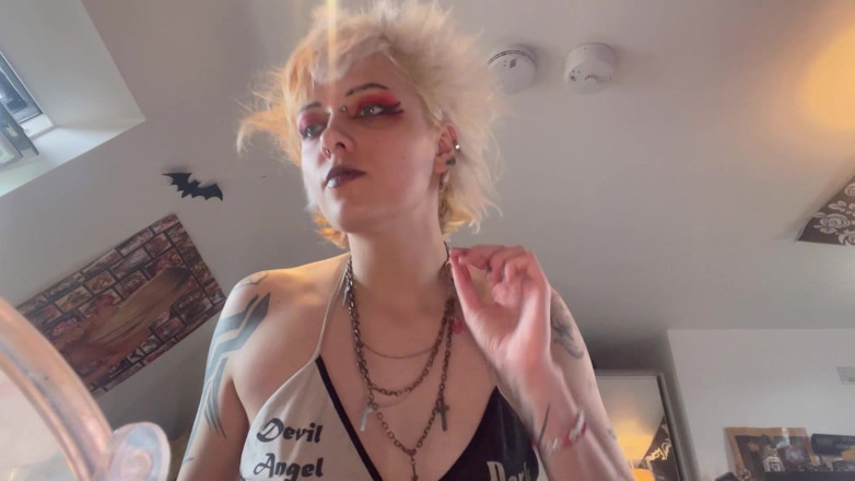 Glitterqueen1999: Black Lipstick - jaahil apne boyaphrend ko thook se bhari chusaee...