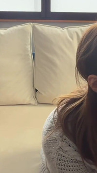 Une femme mariée qui amène à plusieurs reprises un homme à l’orgasme en utilisant ses mains et sa bouche