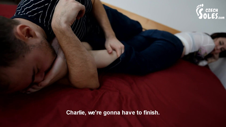 Czech Soles - foot fetish content: Тихе читання Діти та її спокусливі смердючі шкарпетки