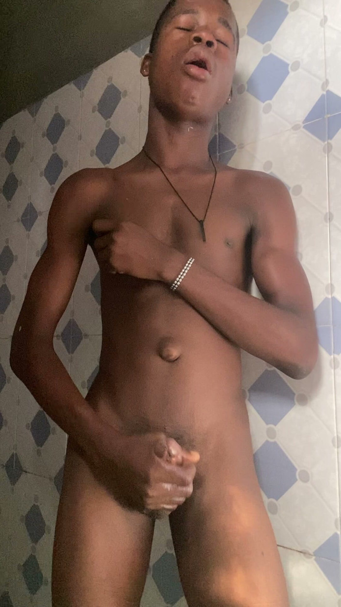 Smallmighty: Playing with My Belly Button