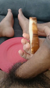 Menikmati hidangan yang hebat dengan lempeng manis.
