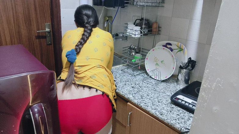 Saarabhabhi6: 부엌에서 내 발정난 새엄마를 찾아 - 힌디어 포르노