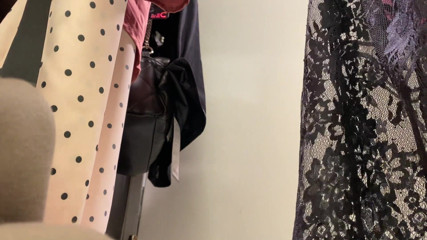 Barbietatoo1: Elle essaye de nouvelles tenues dans un magasin