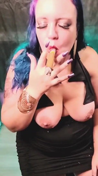 Xuất tinh thú vị trên boobies trong khi hút một điếu xì gà Cohiba