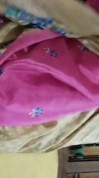 Priya Bhabhi는 히니부르 소년을 따먹어