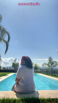 gol-matol sanvli pool men paaglon ki tarah paad rahi hai