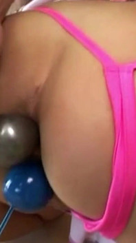 Masivní hračky protáhnou brunetku dost na to, aby měla dva ptáky creampie její zadek a kundička