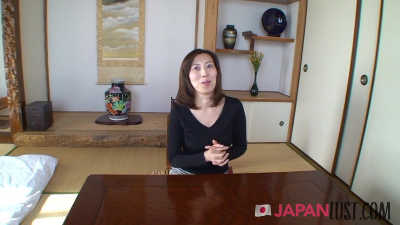 Japan Lust Gold: Esbelta madura japonesa tiene un agujero mojado para la polla