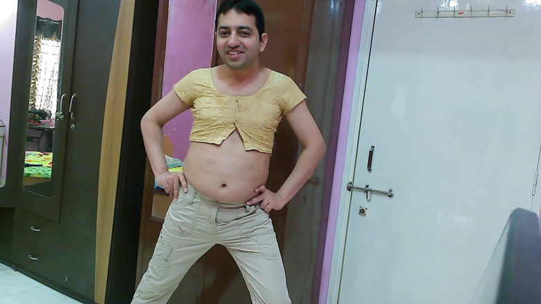 Cute & Nude Crossdresser: 可爱的娘娘腔变装者 femboy Sweet 棒棒糖在上衣和裤子。