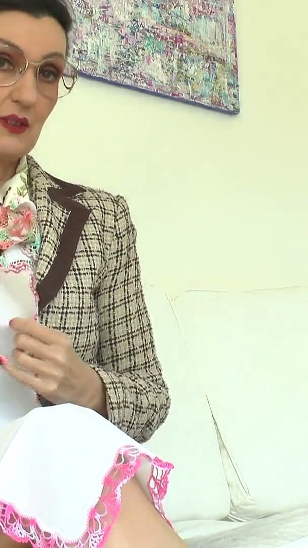 Lady Victoria Valente: 향기로운 손수건 오후, 3부 - 레이디 빅토리아 발렌테