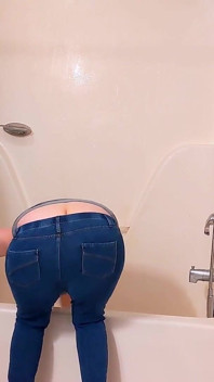 Tante seksi lagi bersih-bersih bak mandi sambil menggoda pantat