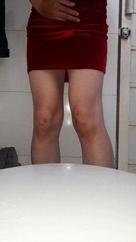セクシーなベルベットドレスの中に女装者が精液を
