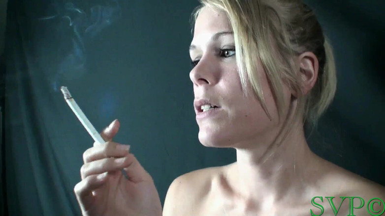 Wicked smoking stepsisters: Вперше 19-річна модель курить, смокче повітряні кулі і приймає велику сперму