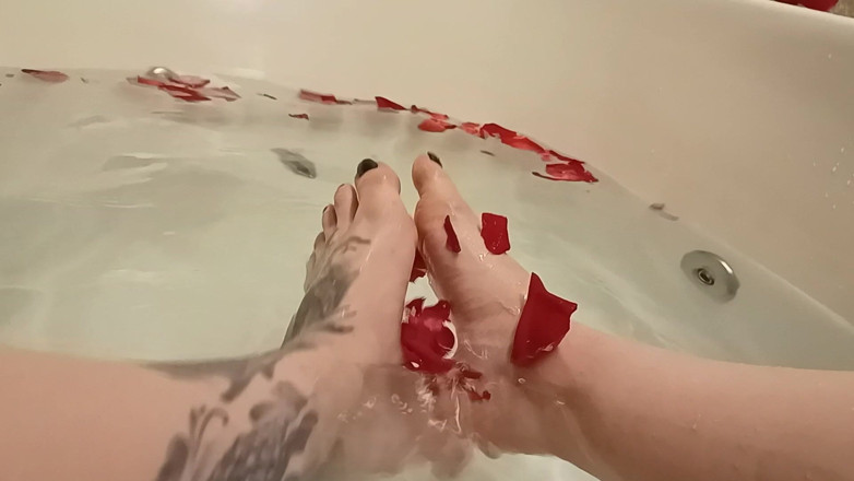 Mel Fire: Foot Spa mit Rose petal Crushing