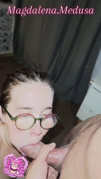 Salope À Lunette Suce Comme Une Chienne Jusqu'à La Faciale
