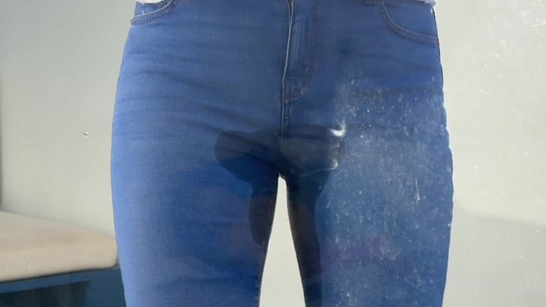 Emma Voyeur: Girl Locked on the Balcony and Had to Wet Her...