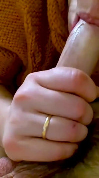Gözlüklü genç orta yaşlı seksi kadın yarak emiyor ve döl yutuyor
