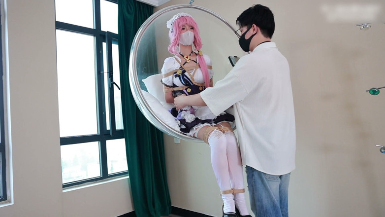 Asian bondage: Jue Se spielt die barfüßige Freundin, die an einen hängenden...