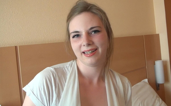 Real Sex Pass: Alice geniş açıyor ve uzun saçlı ve tıraşsız vajinasıyla oynuyor