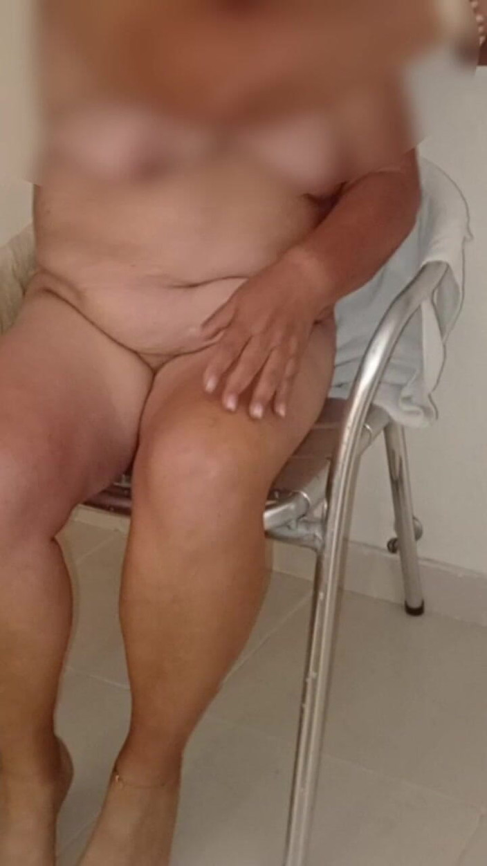 Milfta boohot: MILF 할머니가 방을 벌거벗고 걸으며 발을 드러내고 있습니다