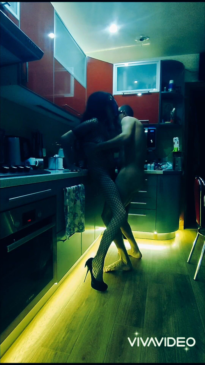 Hotlia: Mooie slanke vrouw in erotische bodysuit geneukt in de keuken...