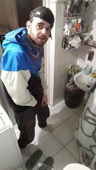 Ich zu meinem Ex-Freund im Badezimmer, weil er eingeschlafen ist und niemanden hatte, der mir einen geben konnte.