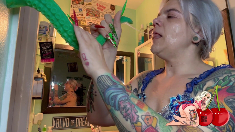 CherryBombBomb: Allenamento della capra gola con il mio nuovo giocattolo lungo...