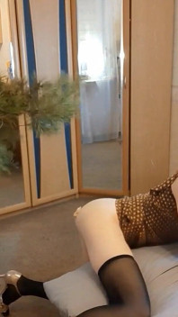 Sculacciata di un re reindeer sissy e che è tornata in una sissy