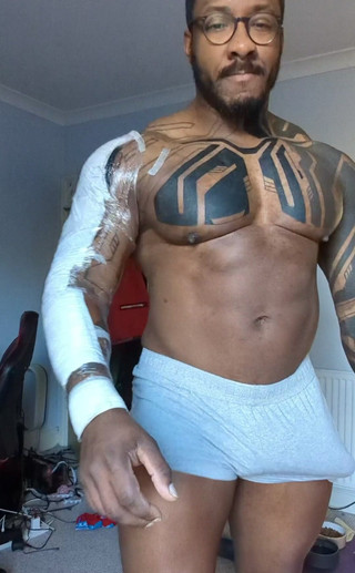 Amadeus: Další sezení dole na mém tetování. Jen jeden ještě, dokud...