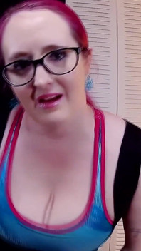Głębokie gardło titfuck milf kończy się W / twarzy