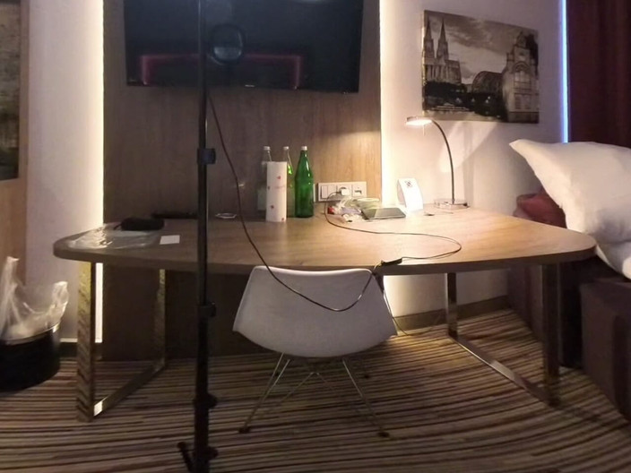Sissy slut Chantal sweet VR: Sissy comel kecil berseronok di bilik hotel