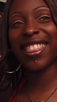 Curvilínea negra milf é fodida de quatro e facial