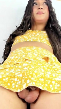 Hermosa Aline Coquetea Y Juega Con Su Gran Verga Gruesa