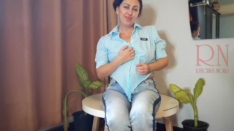 Regina Noir: Regina Noir dvara nili jins chidha rahi hai