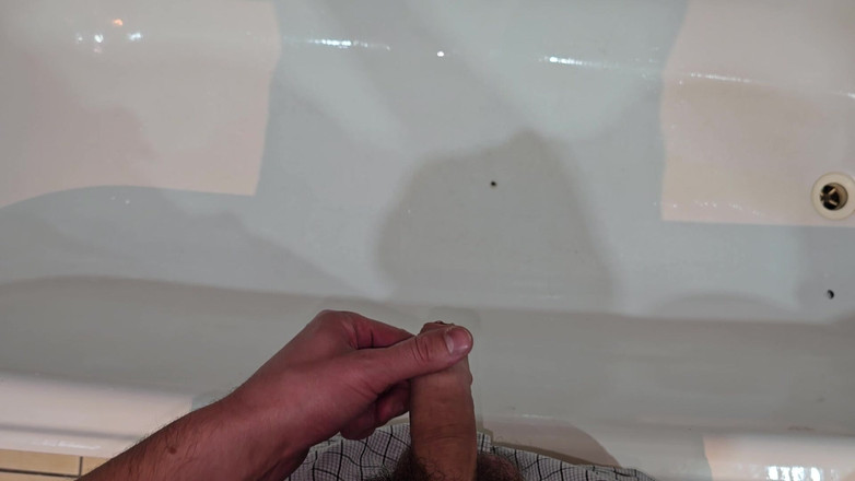 Fap_man93: Owłosiony kutas sika w wannie