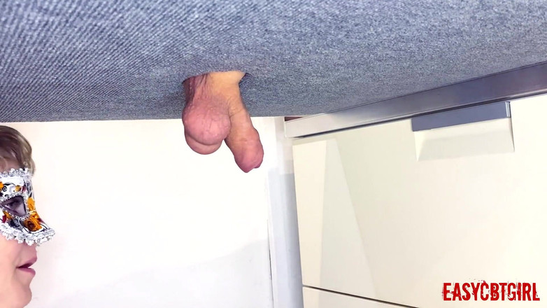 AnnyCandyPainboy: Stăpâna răsucește și întinde coaiele sclavului și pula Easycbtgirl